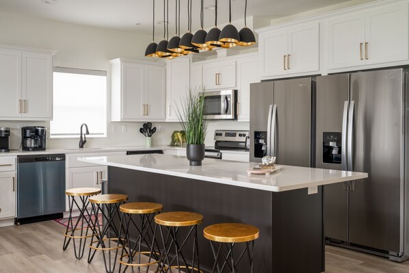 Jääkaappi, mikroaaltouuni, uuni, liesi