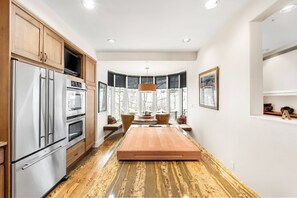 Réfrigérateur, micro-ondes, plaque de cuisson, lave-vaisselle