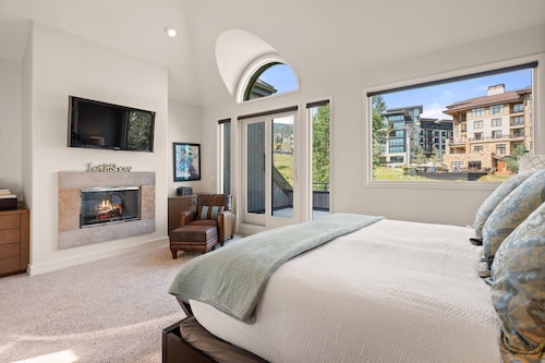 Ideal Snowmass Summer Getaway! Hiking & Biking Trails, A/C, Private HT, Balcony & Grill