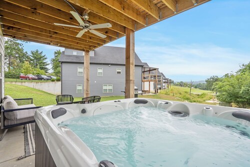 Gorgeous Reunion Lodge with 2 Decks + Patio, Resrot Amenities, Ticket & Golf Deals!