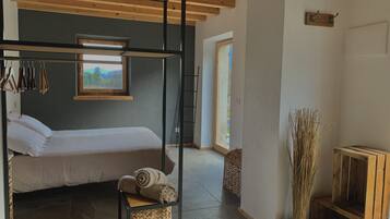 1 habitación, tabla de planchar con plancha y cuna de viaje