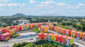 Un barrio residencial con edificios de apartamentos de colores dispuestos en fila.