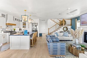 Smart TV, chimenea, libros y estéreo 