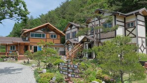Un edificio tradizionale in stile giapponese, con diverse stanze e un giardino curato.
