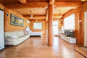 Basic Room, 1 Bedroom (bootkkot) | 1 bedroom, free WiFi - Samcheok Yeondam Pension (Samcheok)