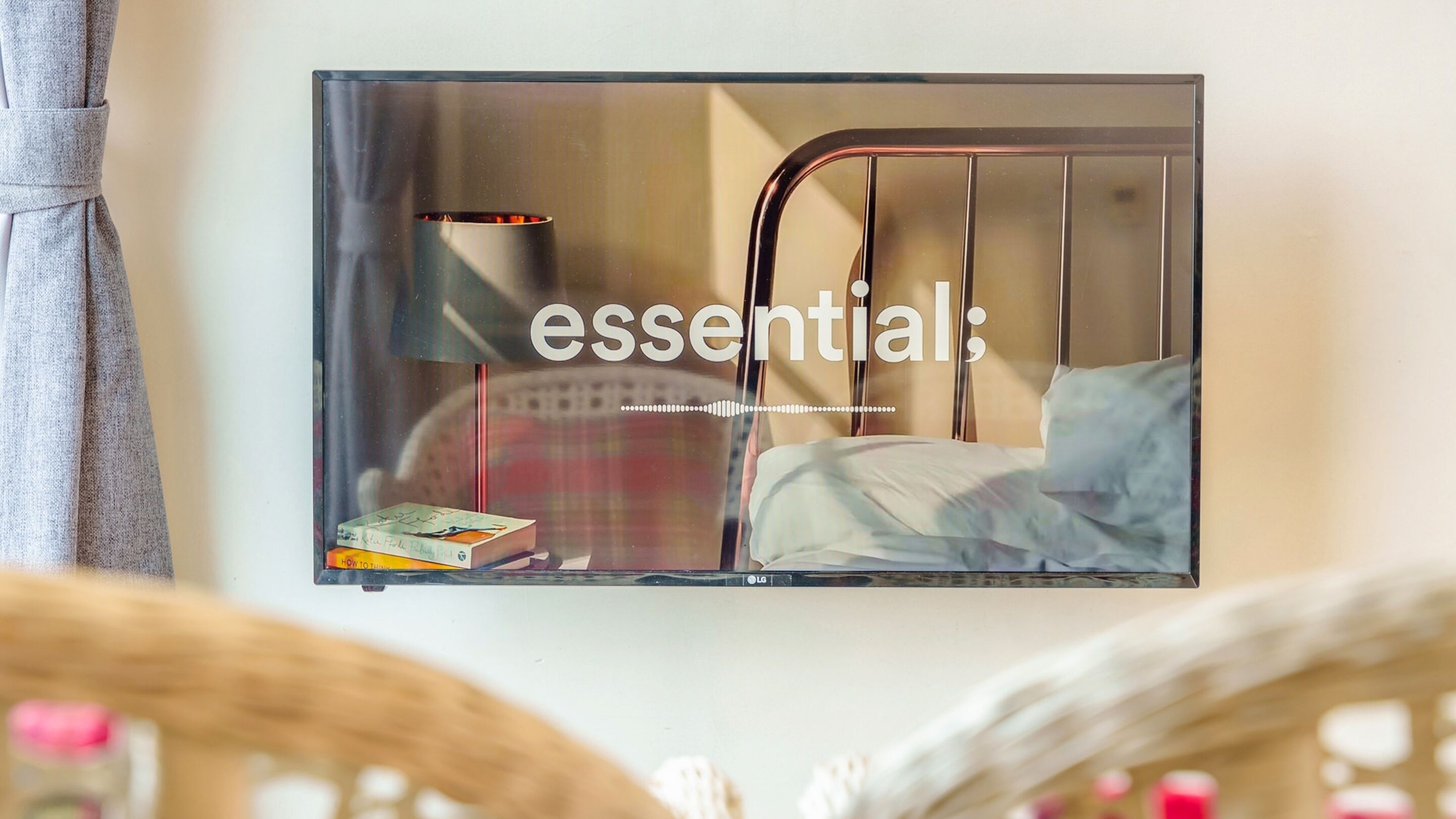Un dormitorio con cama, lámpara de noche y ventana.