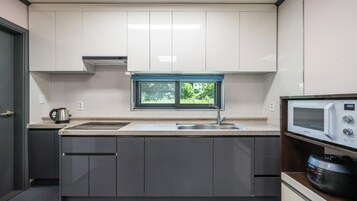 Basic Room, 1 Bedroom (101) | Private kitchen | Fridge