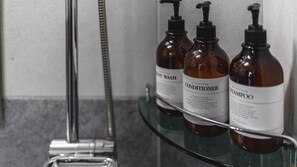 Basic Room, 2 Bedrooms (303) | Bathroom | Towels - Samcheok Lamer Pension (Samcheok)