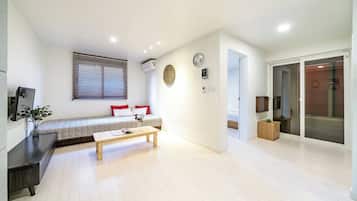 Un dormitorio moderno con cama, mesita de noche y ventana con persianas.