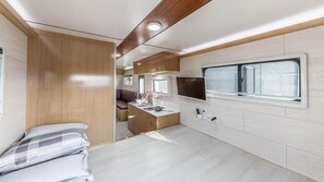 غرفة بتجهيزات أساسية - غرفة نوم واحدة (Caravan1) | 1 غرفة نوم وواي فاي مجانًا