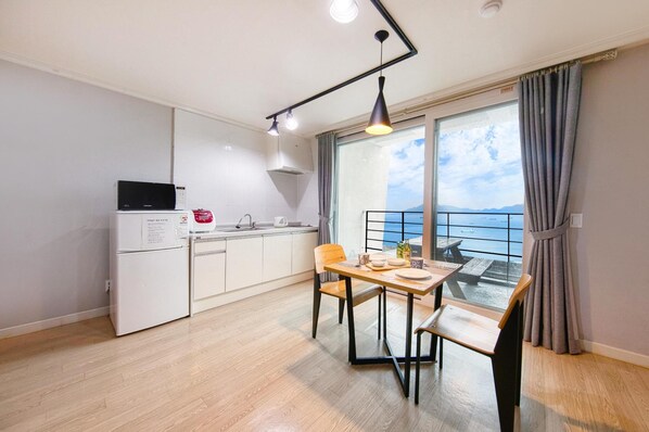 1 bedroom, free WiFi - Yeosu Harushimpyo Pension (Yeosu)