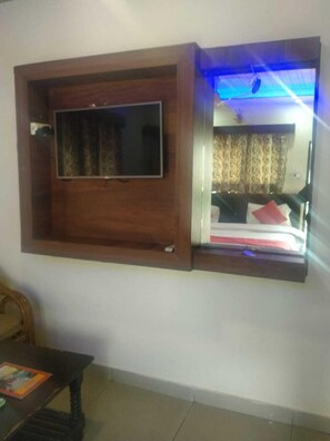 Deluxe Double Room | Free WiFi, bed sheets - Ayuskama Cottage (Dharamshala)