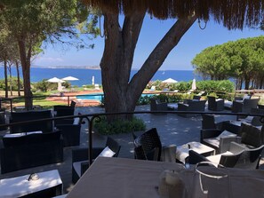 Outdoor dining - elegant apartment in Sardinia by the sea near Porto Cervo Costa Smeralda (Baja Sardinia)
