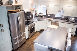 Fridge, microwave, oven, stovetop - Modern Midtown Home w/ Luxury Finishes & Hot Tub! (Bend)