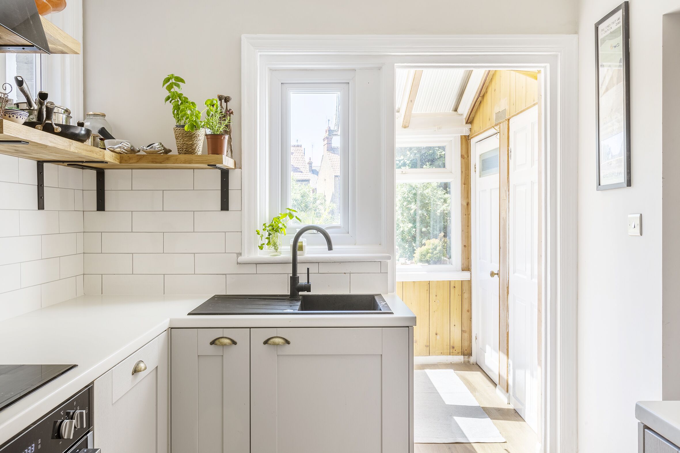 Microondas, cafetera y tetera y utensilios de cocina 