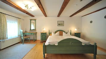 Une chambre à coucher avec un lit en bois, un bureau et une chaise.