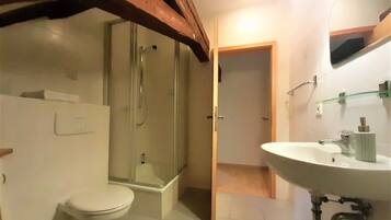 Ein Badezimmer mit Toilette, Dusche und Waschbecken.