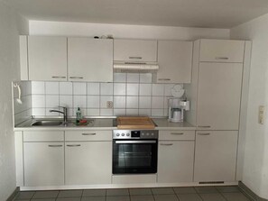 Fridge, oven, high chair - Blaumuschel house B apartment 40 - DH - Blaumuschel house B apartment 40 DH-130479 (Lubmin)