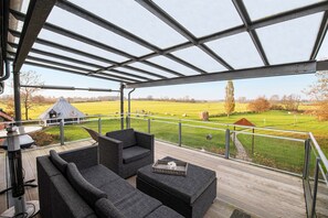 Condo | Balcony - Der Besitz 7 (Stoltebuell)