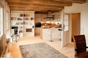 Apartment | Wohnbereich | 50-Zoll-Flachbildfernseher mit Satellitenempfang, Fernseher, DVD-Player