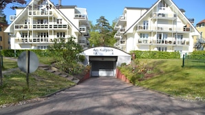 A multi-story residential building with a sign reading "Am Kurpark 1A".