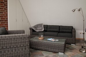 Apartment | Wohnbereich | 50-Zoll-Flachbildfernseher mit Satellitenempfang, Fernseher, DVD-Player