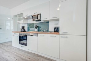 Kühlschrank, Mikrowelle, Ofen, Geschirrspüler