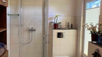 Haartrockner, Handtücher, Toilettenpapier