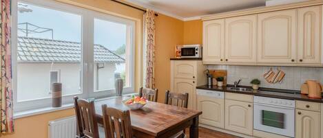 Fridge, oven, dishwasher, coffee/tea maker