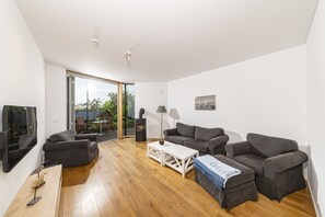 Apartment | Wohnbereich | 50-Zoll-Flachbildfernseher mit Kabelempfang, Fernseher, Kamin