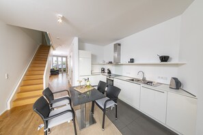 Apartment | Eigene Küche | Kühlschrank, Ofen, Herdplatte, Geschirrspüler