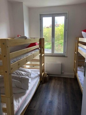 2 bedrooms, iron/ironing board, free WiFi