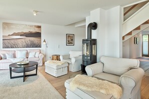 Apartment | Living area | 50-inch flat-screen TV with cable channels, TV, fireplace - Kapitänsbrücke - Penthouse (Kappeln)