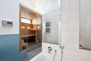 Apartment | Bathroom | Separate tub and shower, jetted tub, rainfall showerhead, hair dryer - Kapitänsbrücke - Penthouse (Kappeln)