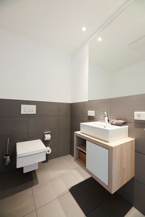 Condo | Salle de bain | Douche, séchoir à cheveux, serviettes fournies, savon