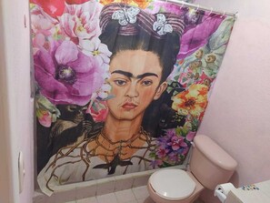 Regadera, secadora de cabello, toallas, jabón 