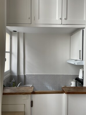 Fridge, oven, electric kettle, toaster oven