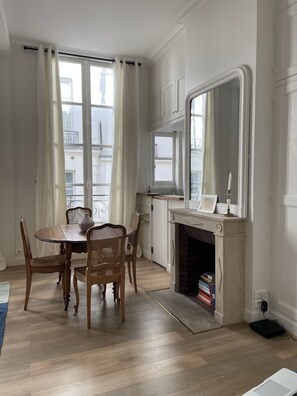 Dining - Chic & Bright Parisian Apartment steps from the Seine on the Île Saint Louis (Paris)