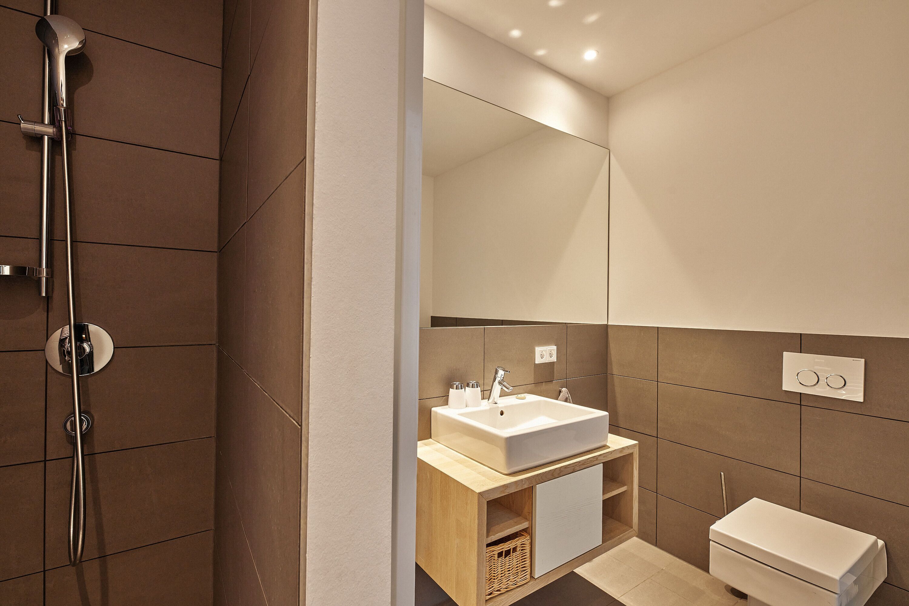 Condo | Phòng tắm | Buồng tắm vòi sen, máy sấy tóc, khăn tắm, xà phòng 