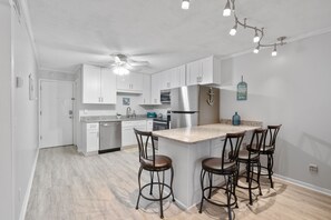 Een koelkast, een microgolfoven, een oven, een kookplaat