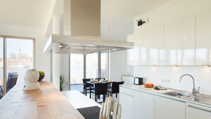 Una cocina moderna con encimera de madera, electrodomésticos de acero inoxidable y vistas a la ciudad.