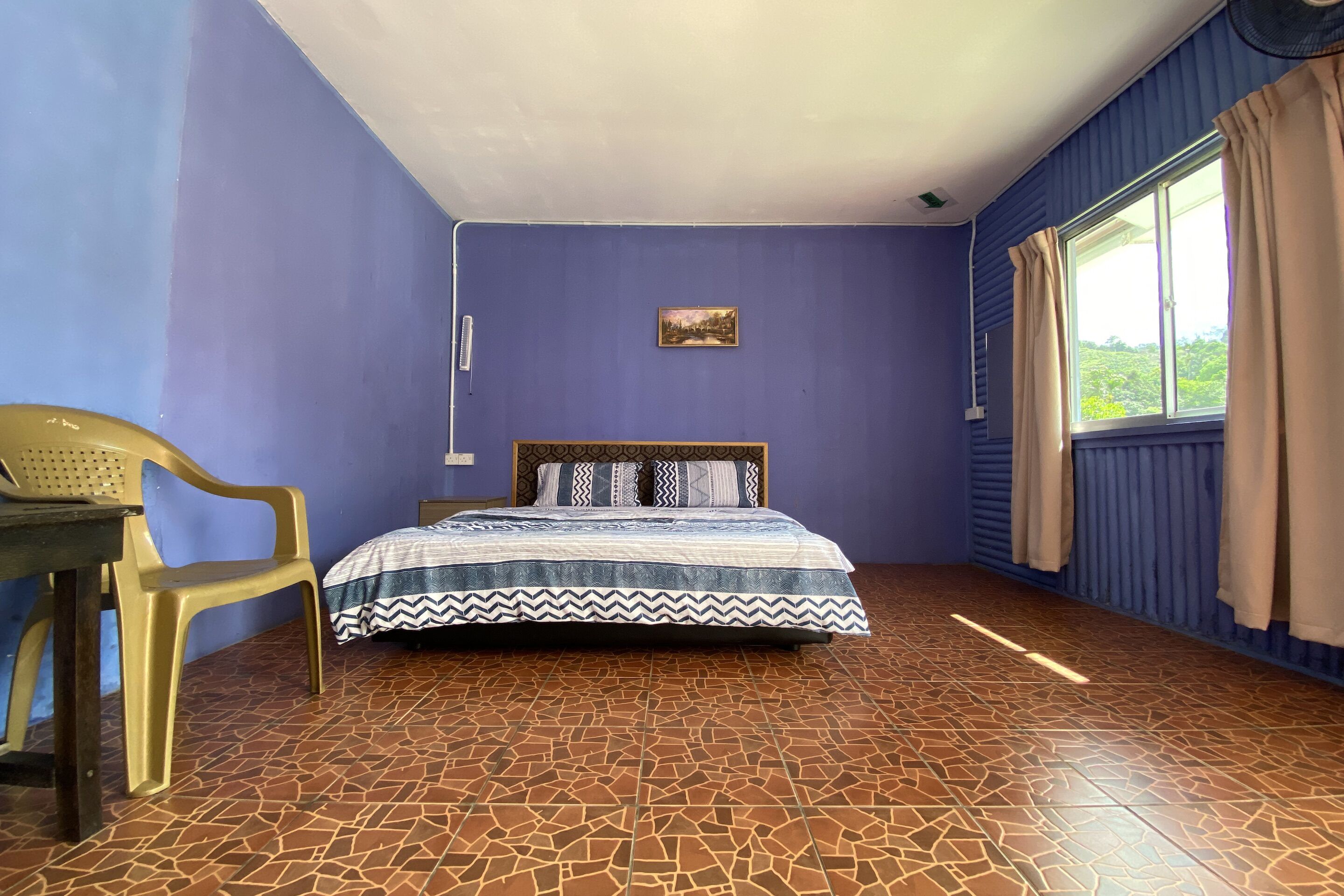 Escritorio, wifi gratis y ropa de cama 