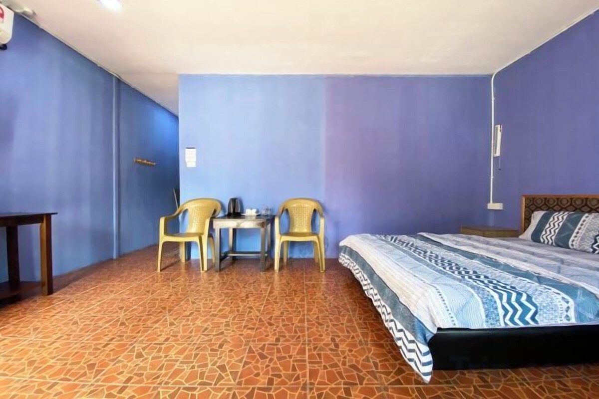 Desk, WiFi (free), bed sheets