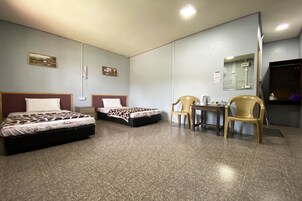 华丽双床房 | 办公桌、免费 WiFi、床单