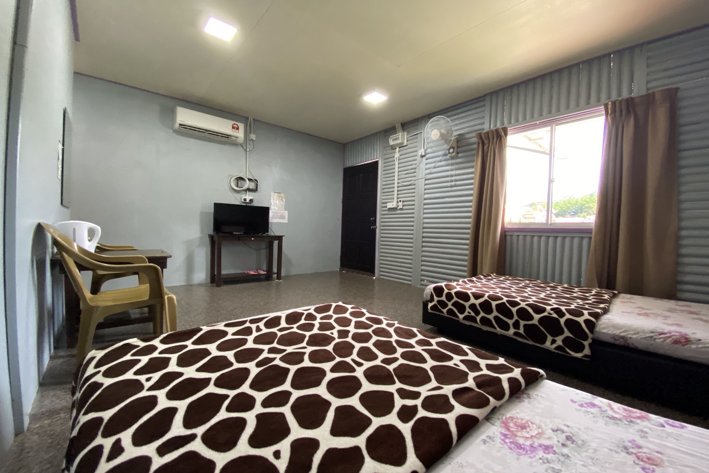 Bureau, Wi-Fi gratuit, draps fournis