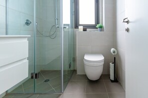 Apartment, 4 Schlafzimmer, Balkon, Meerblick | Badezimmer | Dusche, kostenlose Toilettenartikel, Seife, Shampoo