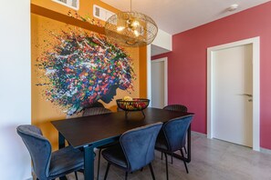 Apartment, 4 Schlafzimmer, Balkon, Meerblick | Essbereich im Zimmer