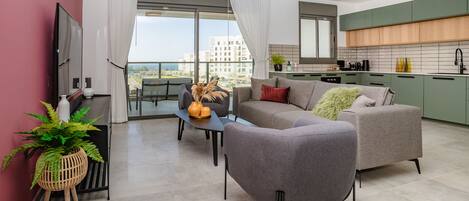 Apartment, 4 Bedrooms, Balcony, Sea View | Living area
