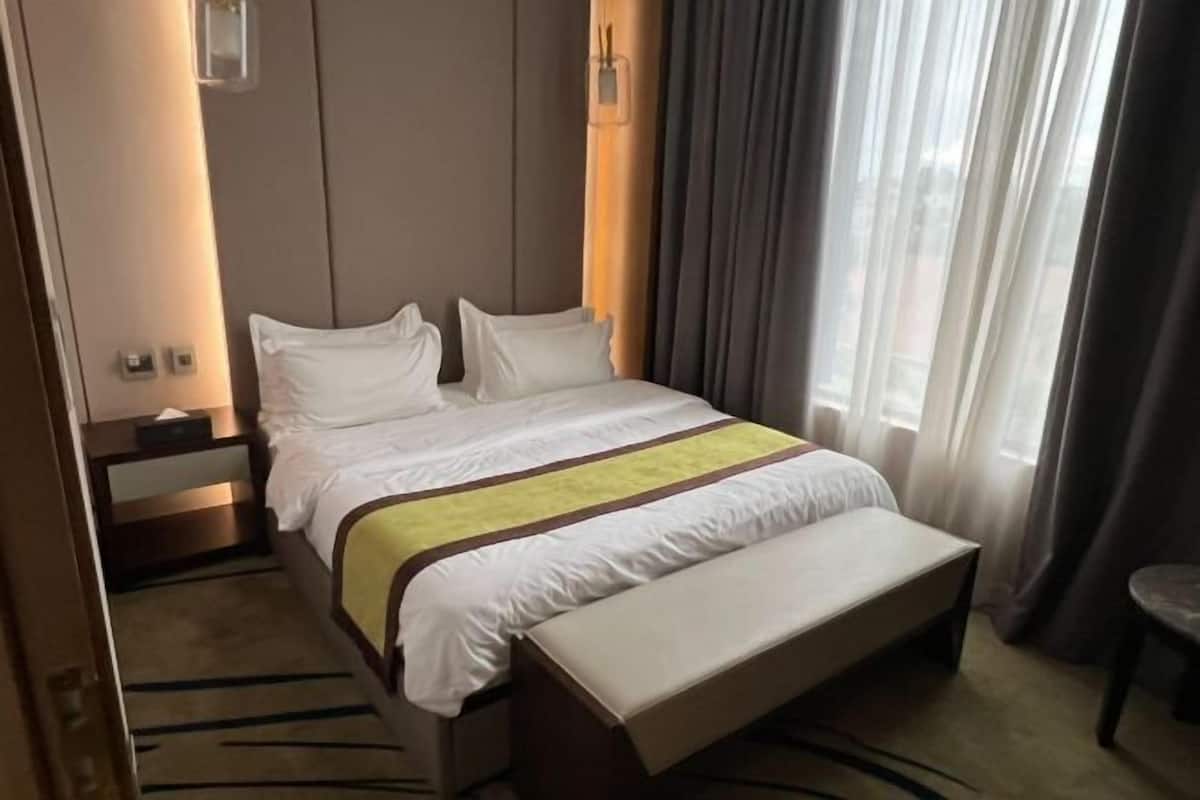 2 bedrooms, premium bedding, down duvets, minibar