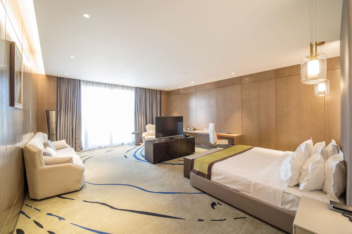 Executive Suite, 1 Queen Bed, Non Smoking, City View